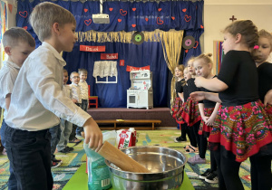 Dzieci podczas piosenki ludowej