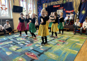 Dziewczynki podczas tańca