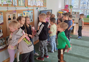 Chłopcy z grupy 3 wręczają prezenty