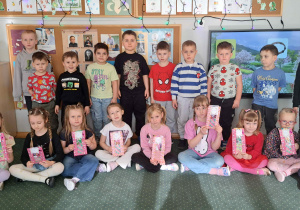 Dziewczynki z grupy 3 z prezentami od chłopców