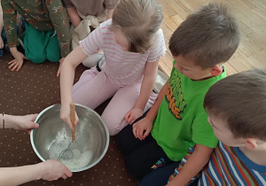 Dzieci podczas wykonywania eksperymentów