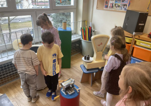 Dzieci podczas oglądania kącika naukowca