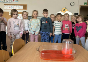 Dzieci podczas wykonywania eksperymentów