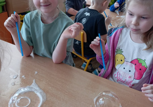 Dzieci podczas wykonywania eksperymentów