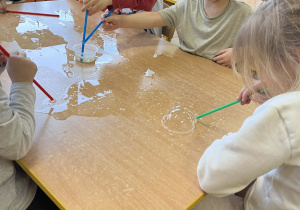 Dzieci podczas wykonywania eksperymentów