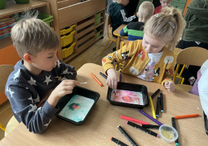 Dzieci podczas wykonywania eksperymentów