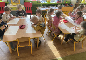 Dzieci podczas wykonywania eksperymentów