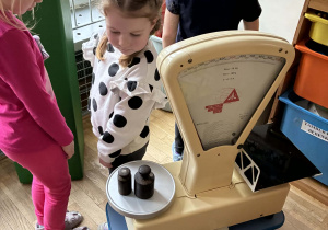 Dzieci podczas oglądania kącika naukowca