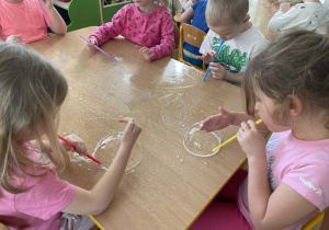 Dzieci podczas wykonywania eksperymentów