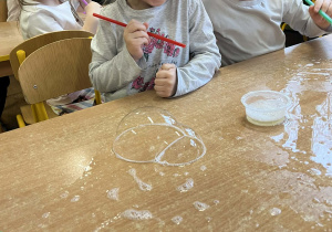 Dzieci podczas wykonywania eksperymentów