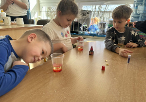 Dzieci podczas wykonywania eksperymentów