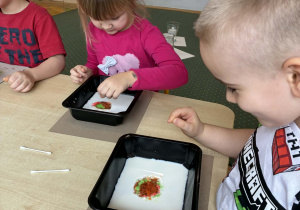 Dzieci podczas wykonywania eksperymentów