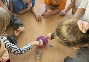 Dzieci podczas wykonywania eksperymentów