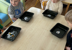 Dzieci podczas wykonywania eksperymentów