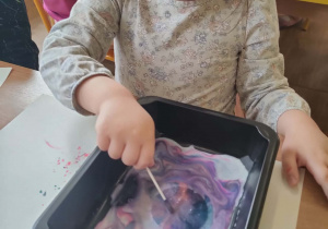 Dzieci podczas wykonywania eksperymentów