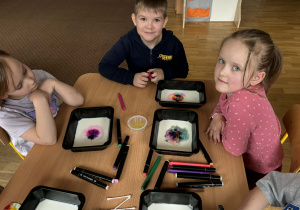 Dzieci podczas wykonywania eksperymentów