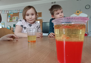 Dzieci podczas wykonywania eksperymentów