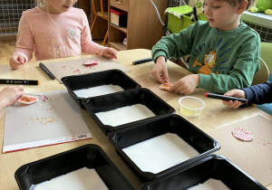 Dzieci podczas wykonywania eksperymentów