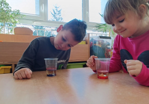 Dzieci podczas wykonywania eksperymentów