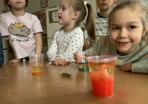Dzieci podczas wykonywania eksperymentów
