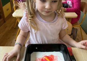 Dzieci podczas wykonywania eksperymentów