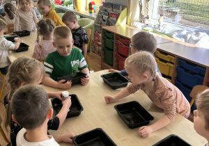 Dzieci podczas wykonywania eksperymentów