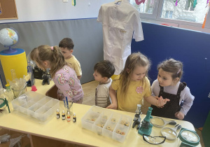 Dzieci podczas oglądania kącika naukowca