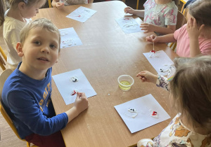 Dzieci podczas wykonywania eksperymentów