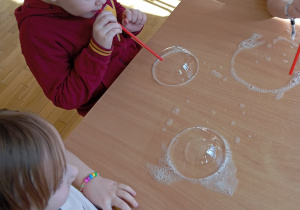 Dzieci podczas wykonywania eksperymentów