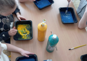 Dzieci podczas wykonywania eksperymentów