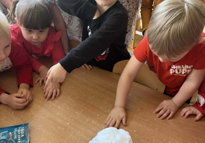 Dzieci podczas wykonywania eksperymentów