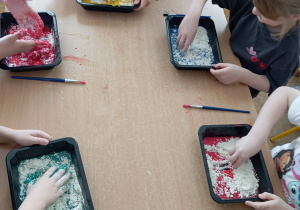 Dzieci podczas wykonywania eksperymentów