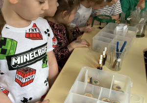 Dzieci podczas oglądania kącika naukowca