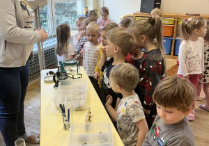 Dzieci podczas oglądania kącika naukowca