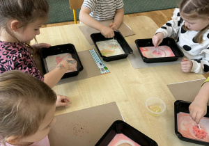 Dzieci podczas wykonywania eksperymentów