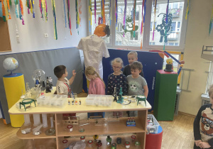 Dzieci podczas oglądania kącika naukowca