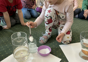 Dzieci podczas wykonywania eksperymentów