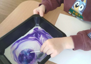 Dzieci podczas wykonywania eksperymentów