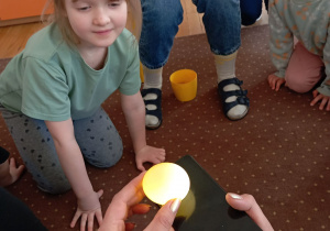 Dzieci podczas wykonywania eksperymentów