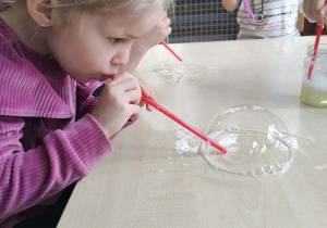 Dzieci podczas wykonywania eksperymentów