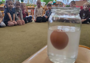 Dzieci podczas wykonywania eksperymentów