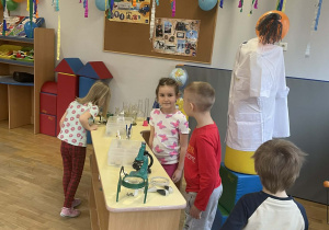 Dzieci podczas oglądania kącika naukowca