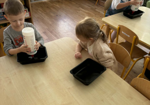 Dzieci podczas wykonywania eksperymentów