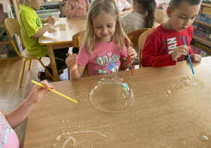 Dzieci podczas wykonywania eksperymentów