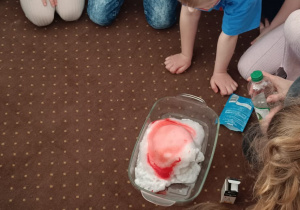 Dzieci podczas wykonywania eksperymentów