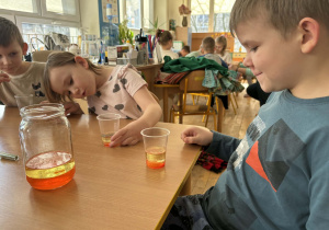 Dzieci podczas wykonywania eksperymentów