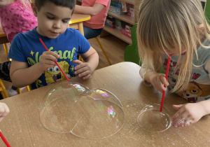 Dzieci podczas wykonywania eksperymentów