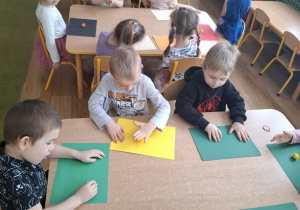 Dzieci podczas zabawy plasteliną