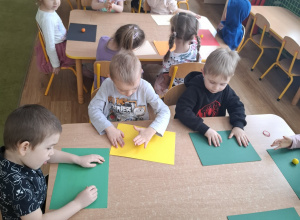 Ćwiczymy małą motorykę z plasteliną