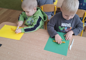 Dzieci podczas zabawy plasteliną